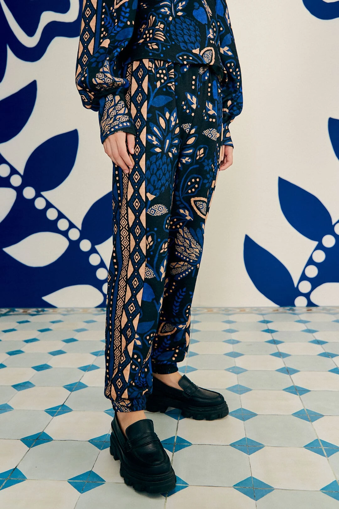 Farm Rio Black Macaw Forest Sweatpants 2 Farm Rio Black Macaw Forest Sweatpants - Image 2